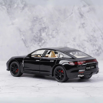 1:24 Diecast Porsche Panamera Model Car With Smoke